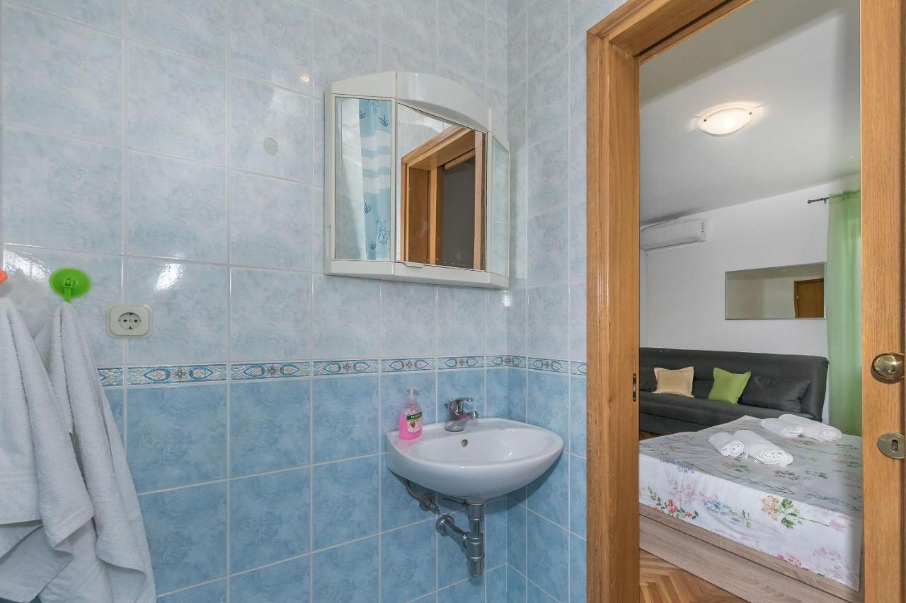 Apartments And Room Nevenka Makarska Eksteriør bilde